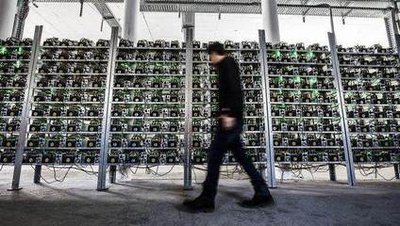 Large-scale mining farm utilizing advanced cooling systems to accommodate thousands of mining rigs