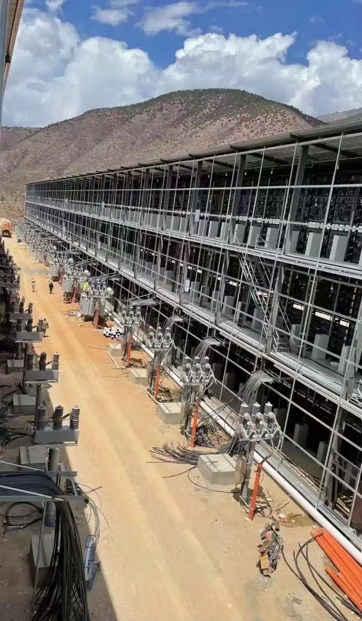 An efficient eco-friendly mining rig in an American hosting facility